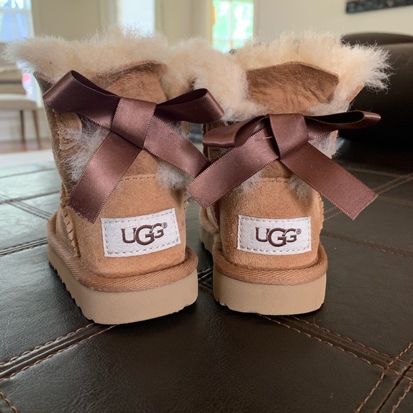 ugg bailey bow ii size 6